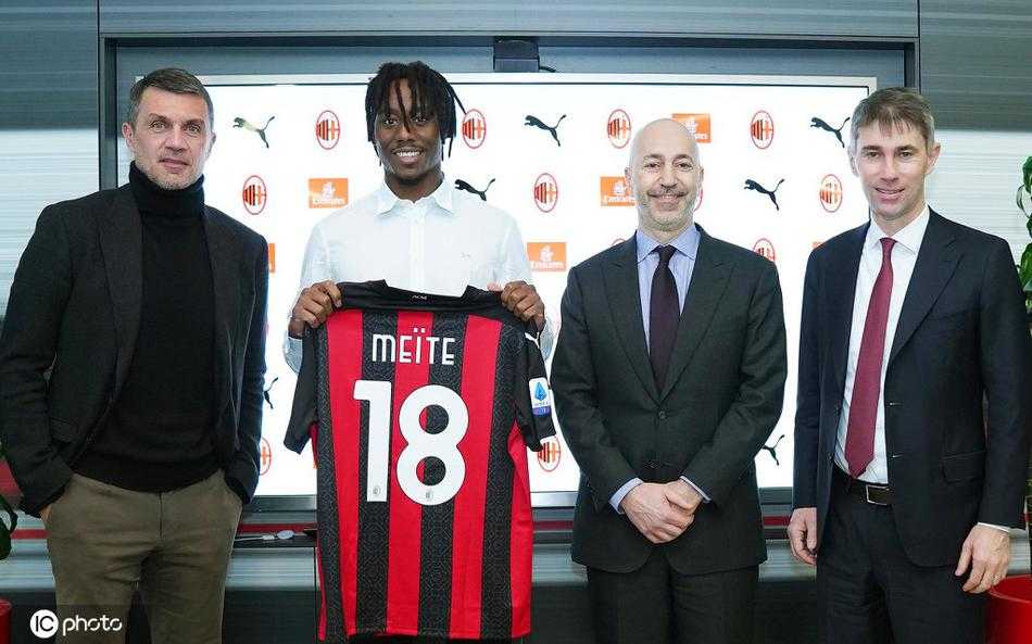 在体能教练的陪同下，梅特在寒风中慢跑热身，米兰内洛的训练场见证了他融入新集体的第一步。