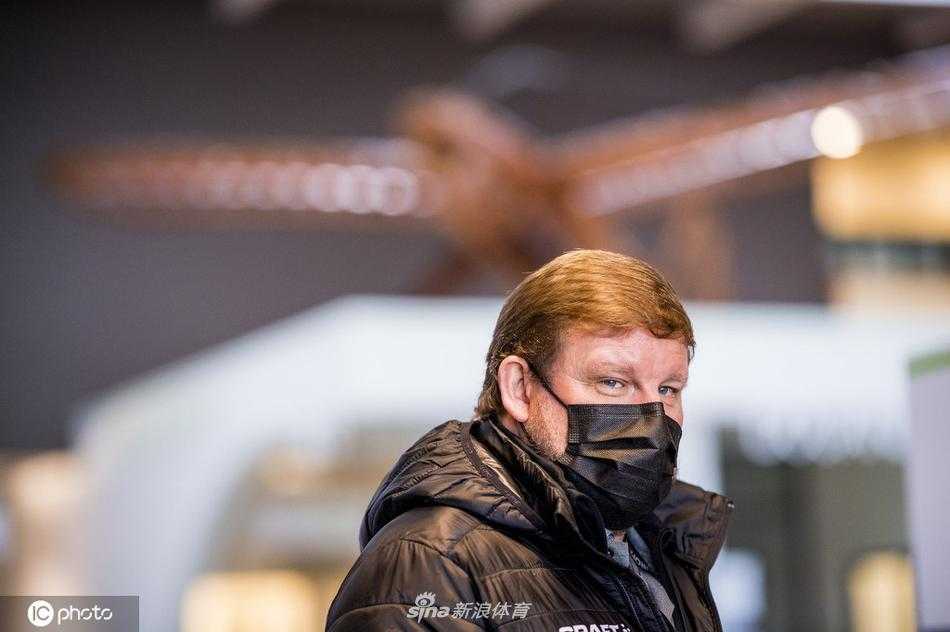 一位年轻的根特小球迷隔着玻璃向自己的偶像挥手告别，球员转头回应了一个微笑，这一幕为冰冷的客场之旅增添了几分暖意与温情。