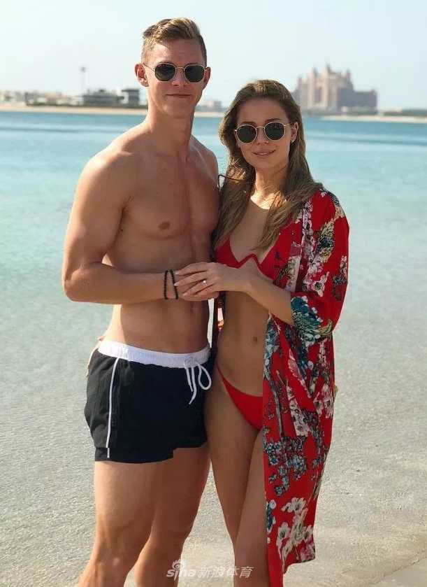 莉娜身穿休闲运动装，不经意间撩动金色长发，浅笑盈盈间，平坦腹部上的马甲线若隐若现，尽显魔鬼身材的迷人魅力