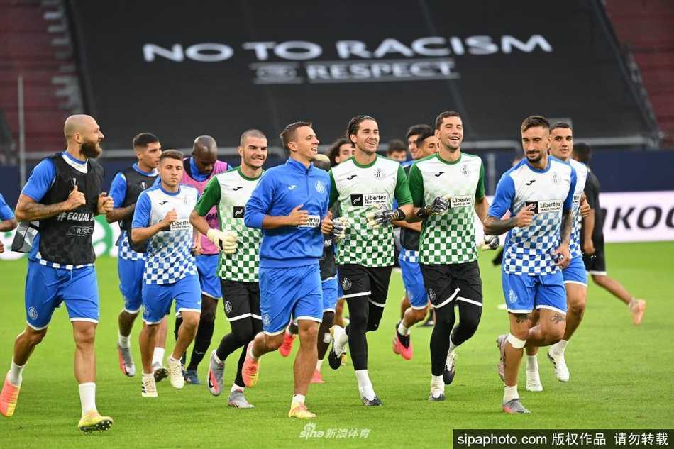 夕阳的余晖洒在训练场上，赫塔费球员完成了一次势大力沉的射门，足球如同出膛的炮弹洞穿空气，身后的球网高高扬起，仿佛在宣告他们绝不轻易缴械的斗志。