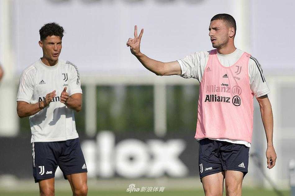夸德拉多在边路衔枚疾走，完成一次精彩的突破传中，他的速度和冲击力是尤文边路进攻的利器