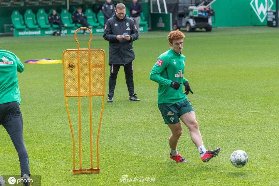 大迫勇也神情专注地停球，他柔和的技术和敏锐的门前嗅觉，将是球队撕开对手防线的关键武器。