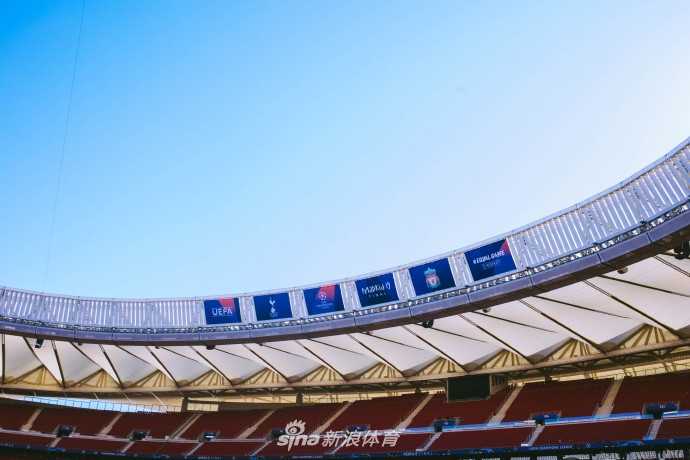 决战欧洲之巅:万达大都会球场的梦幻欧冠之夜 巍峨的万达大都会球场在夕阳的余晖下泛着金属般的光泽,巨大的顶棚设计犹如一只展翅的雄鹰,准备拥抱即将到来的欧冠巅峰之战。
