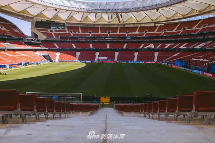 决战欧洲之巅:万达大都会球场的梦幻欧冠之夜 万达大都会球场内场灯光璀璨,绿茵场被照耀得如同白昼,欧冠决赛的旗帜在看台上随风飘扬,营造出大赛前紧张而神圣的氛围。