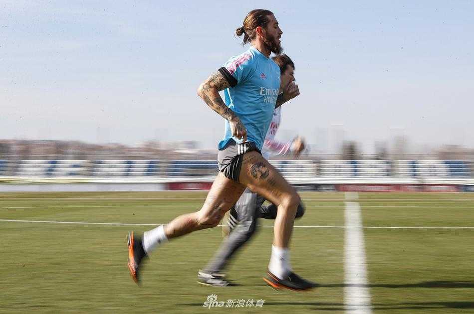 凛冬中的白衣将士皇家马德里积极备战西甲联赛 在凛冽的寒风中,银河战舰的将士们正围绕着训练器械进行着核心力量的强化训练,每一张坚毅的脸庞都写满了对胜利的渴望。