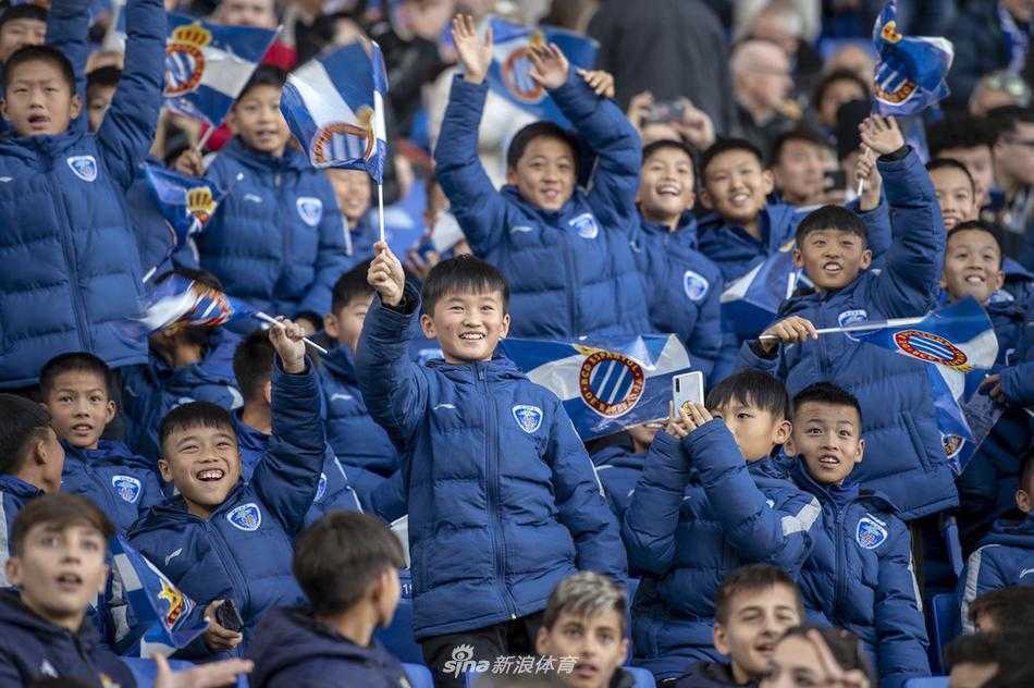 进球瞬间，几位中国小球迷从座位上激动地一跃而起，他们高举双臂，脸上洋溢着难以置信的惊喜与狂喜，仿佛自己也成为了场上奔跑的十一人之一。