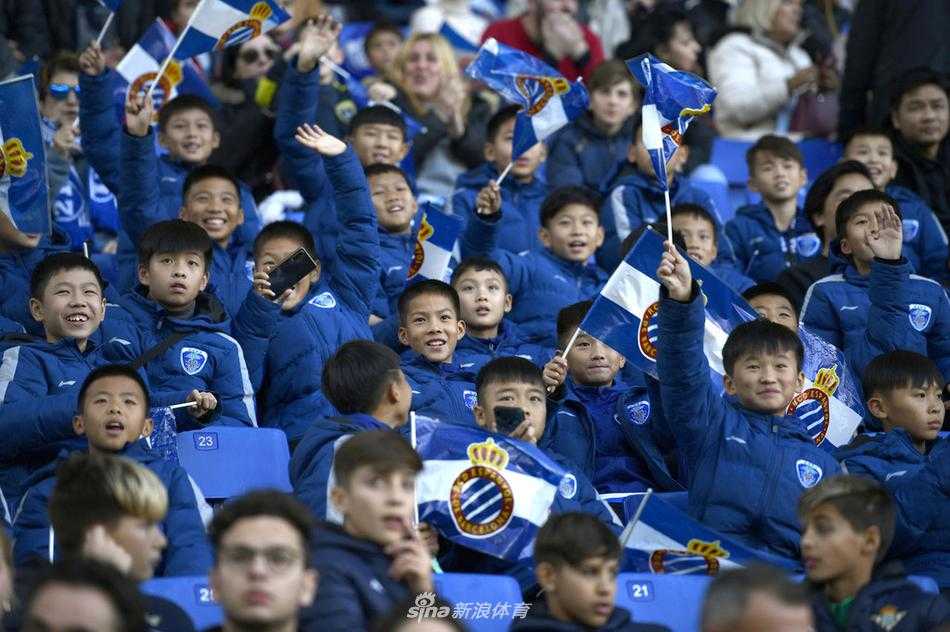 终场哨响，比分定格在2-2。中国小球迷们并没有因为平局和偶像未登场而失望离场，他们整齐地站在一起，拉起一面巨大的五星红旗，对着镜头绽放出最灿烂的笑容，为这次难忘的助威之旅画上了一个温暖的句号。