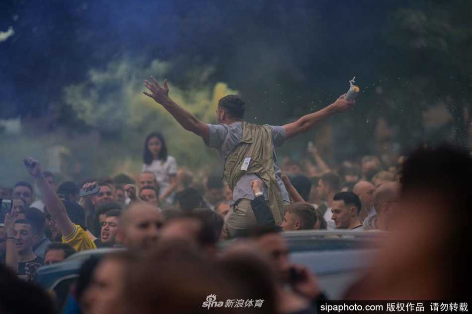 夜色为幕，埃兰路球场的看台上，数根烟火如同燃烧的火炬，在人群中倔强地燃烧。白色的烟雾袅袅升起，与球迷们挥舞的白色围巾交织在一起，构成了一幅既魔幻又充满争议的庆祝画卷。