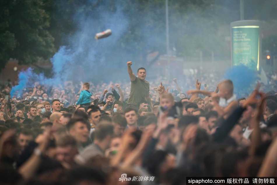 镜头拉远，整个埃兰路球场陷入一片白色的狂欢。无数的纸屑从看台飘落，如同暴风雪般席卷全场。场地中央，兴奋的球迷们簇拥在一起，而看台一角升起的烟火，则像是这场白色庆典中最炽热的火焰。