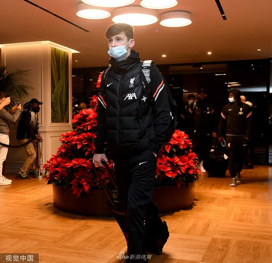 亨德森队长坚毅目光锁定圣西罗，红军魂在细节中传承