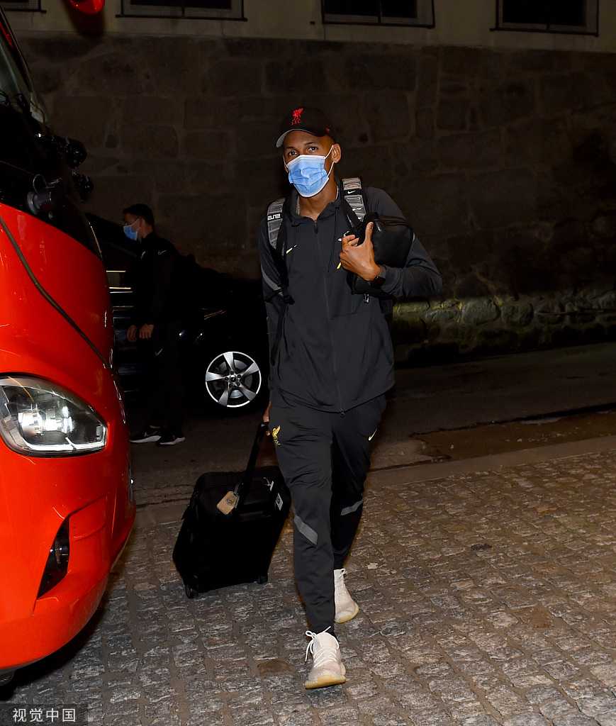 利物浦球员在波尔图巨龙球场进行赛前踩场训练，为晚上的欧冠小组赛做准备