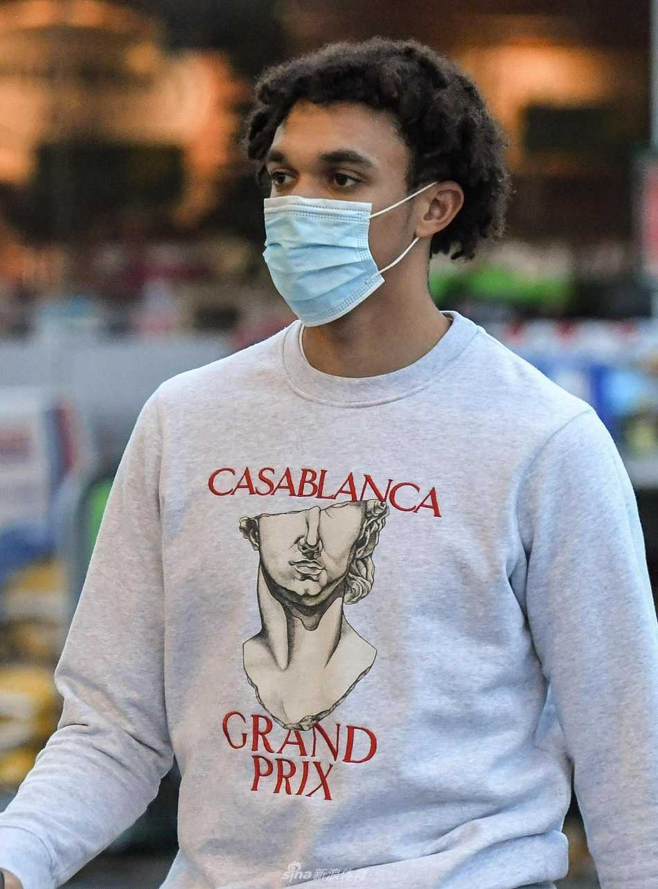 行走中的全身照，展现了休闲穿搭与运动鞋的完美搭配，步履间充满活力。