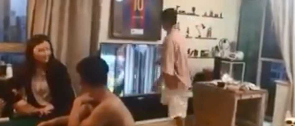苏醒事后将砸碎的电视与破碎的遥控器拍成照片，或许是在为自己的冲动“留念”，也或许是在以此告别这个令他心碎的夜晚