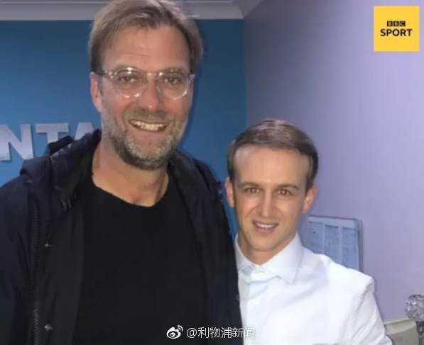 萨迪奥·马内在进球后激情庆祝，露出的洁白牙齿在阳光下闪闪发光，仿佛在向世界展示他追随队友菲尔米诺步伐的成果。