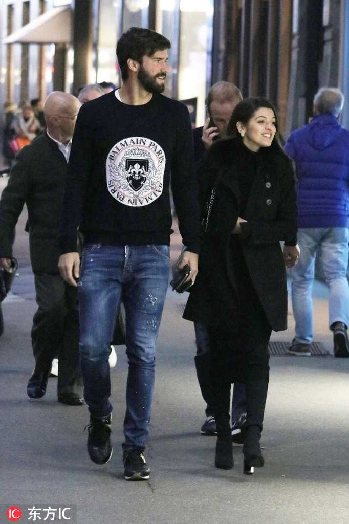 夜色中，阿利松与妻子并肩走在回酒店的路上，身后是流光溢彩的米兰夜色。他们轻松聊着天，不时相视一笑，这温馨的一幕为这趟时尚之都的浪漫之旅画上了完美的句号。
