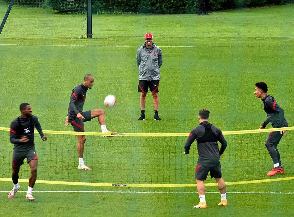 马内与罗伯逊在分组对抗中激烈拼抢，两人脸上都带着笑意，展现了球队内部既紧张又融洽的良好氛围