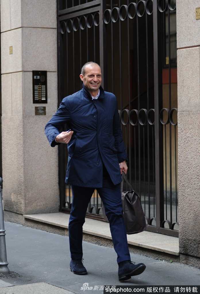 阿莱格里在米兰街头悠然自得，双手插兜仿佛闲庭信步于自己熟悉的领地