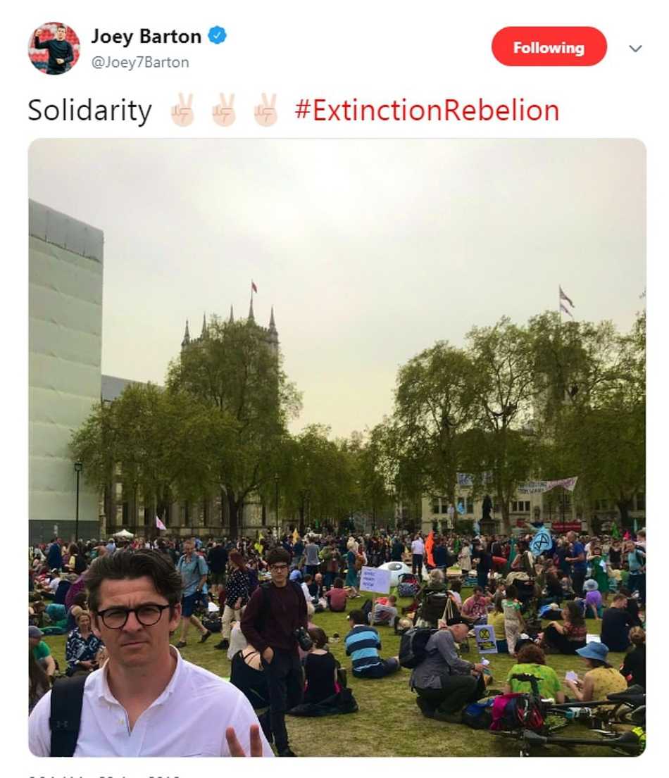 一名全身绘满深蓝色海浪与融化的白色冰川的抗议者，高举着双手，仿佛在模拟 rising sea levels 正吞噬自己，脸上的表情严肃而悲悯，身体就是最震撼的宣言板。