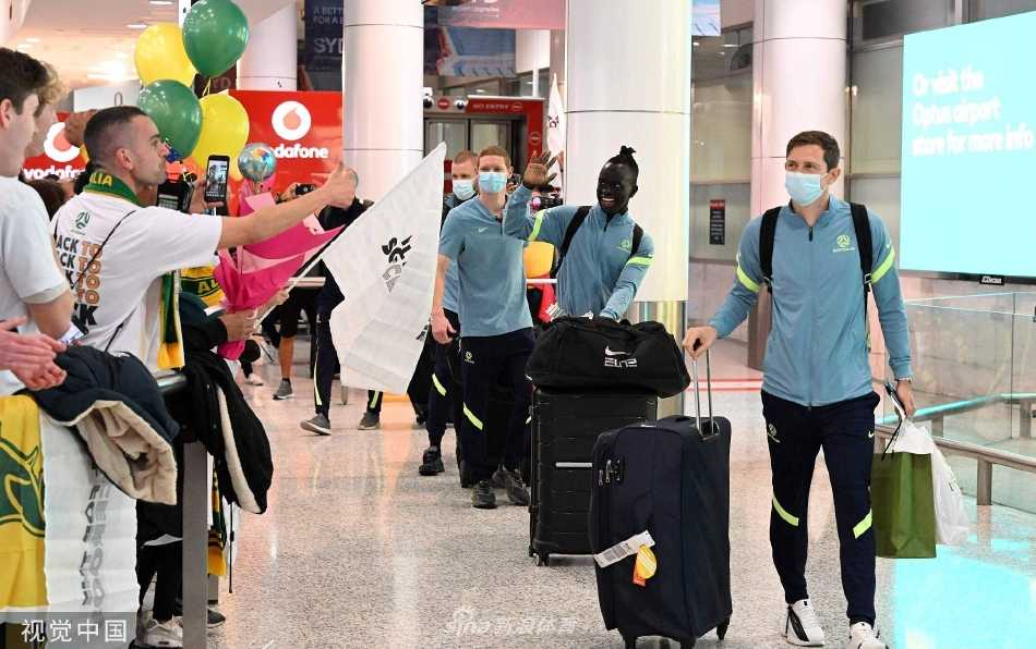 英雄门将安德鲁·雷德迈恩在巡游巴士上高举双臂，接受街道两旁球迷山呼海啸般的致敬