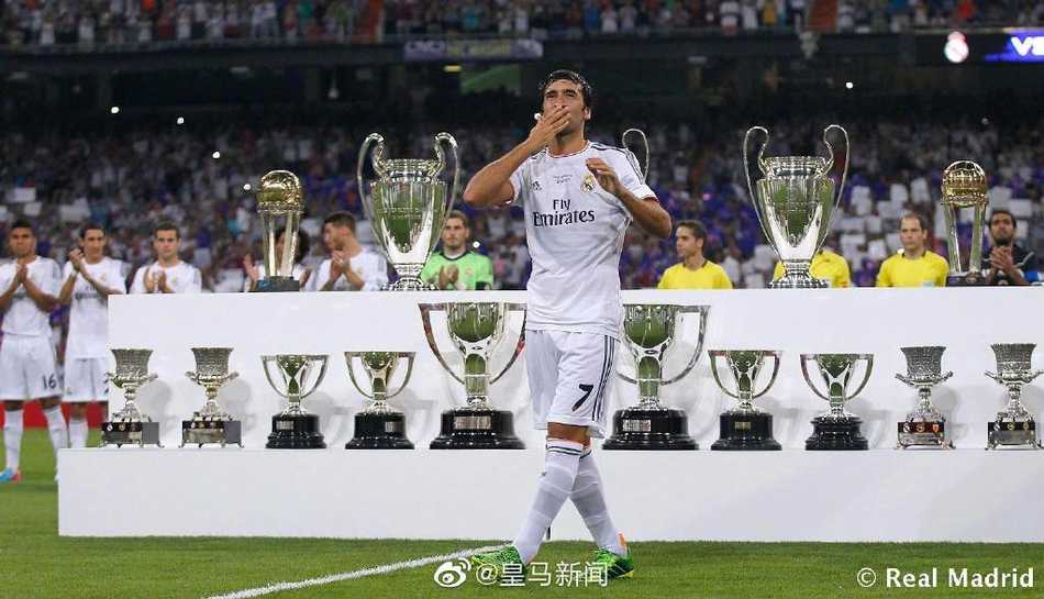 劳尔皇马首秀二十五周年:那一场让世界泪目的伯纳乌回归 劳尔身披白色战袍跑进球场,张开双臂迎着漫天欢呼,伯纳乌的灯光为他一人点亮,草皮上仿佛还留着他十八岁的足迹