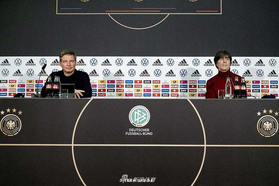 勒夫的坚守:德国足球在寒冬中等待春天 神情凝重的勒夫,在话筒的丛林间独自面对来自各方的尖锐质询。