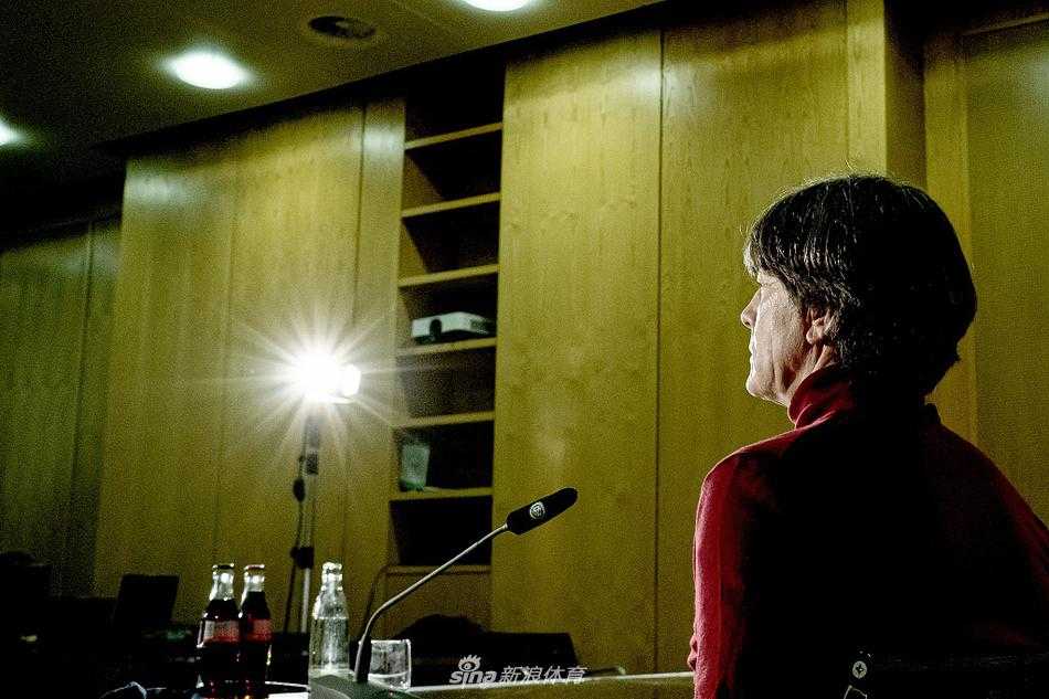 勒夫的坚守:德国足球在寒冬中等待春天 镜头前的勒夫目光深邃,陷入沉思,那场0比6的苦涩仿佛又涌上心头,化作嘴角的一丝紧抿。