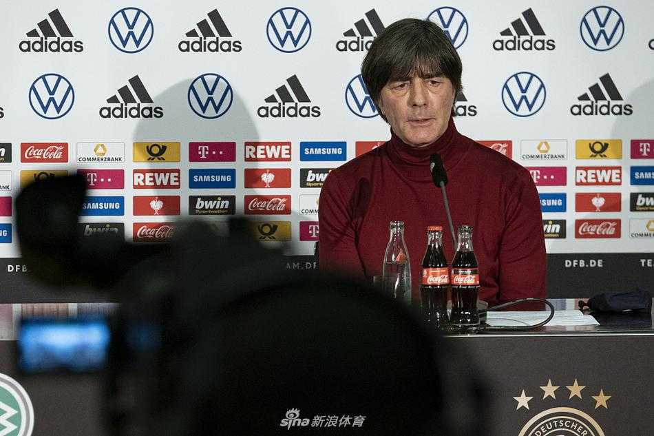 勒夫的坚守:德国足球在寒冬中等待春天 正在发言的勒夫,身后的背景板简洁而肃穆,整个会场的气氛都随着他的每一句话而凝重起伏。