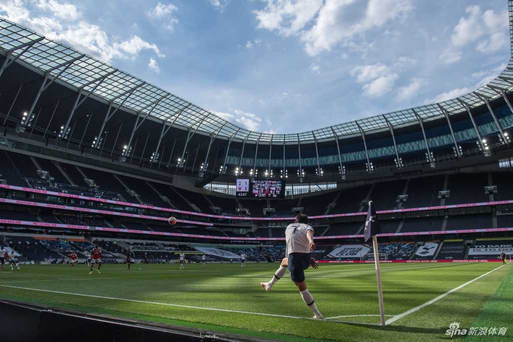 洛里作为热刺队长高高跃起，双拳将皮球击出危险区域，他在空中的姿态舒展而果敢，脸上专注的表情和门前密集的防守球员，凸显了比赛最后时刻紧张窒息的气氛。