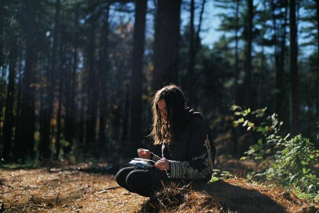 奥巴梅扬在进球后激情滑跪，脸上洋溢着无比兴奋的笑容，他身后的看台是沸腾的阿森纳球迷