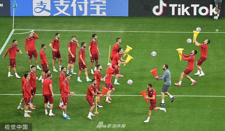 训练场上，一名球员独自带球突破，背景是模糊的队友和罗马尼亚夏日的天空。这个身影象征着北马其顿足球的孤独前行与勇敢突破，他们正试图在强敌环伺的欧洲杯上，闯出属于自己的一片天地。