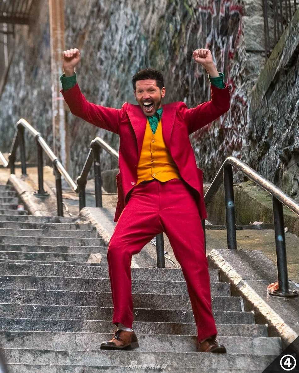 西蒙尼在空荡看台前张开双臂庆祝，身后仿佛有万丈光芒，宛如降临凡间的胜利之神