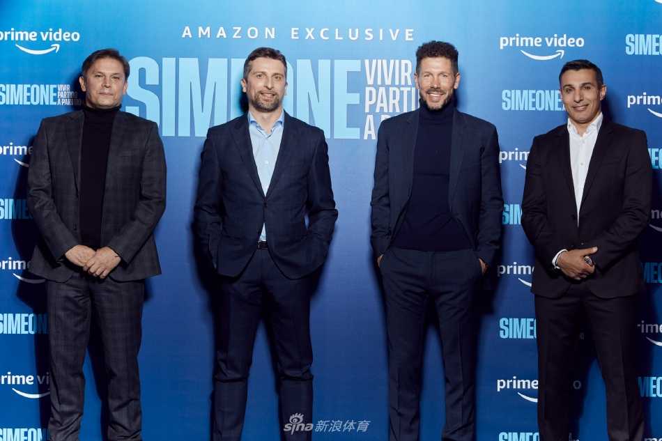 西蒙尼与家人并肩站立接受媒体拍照，展现了家人作为其坚强后盾的稳固形象