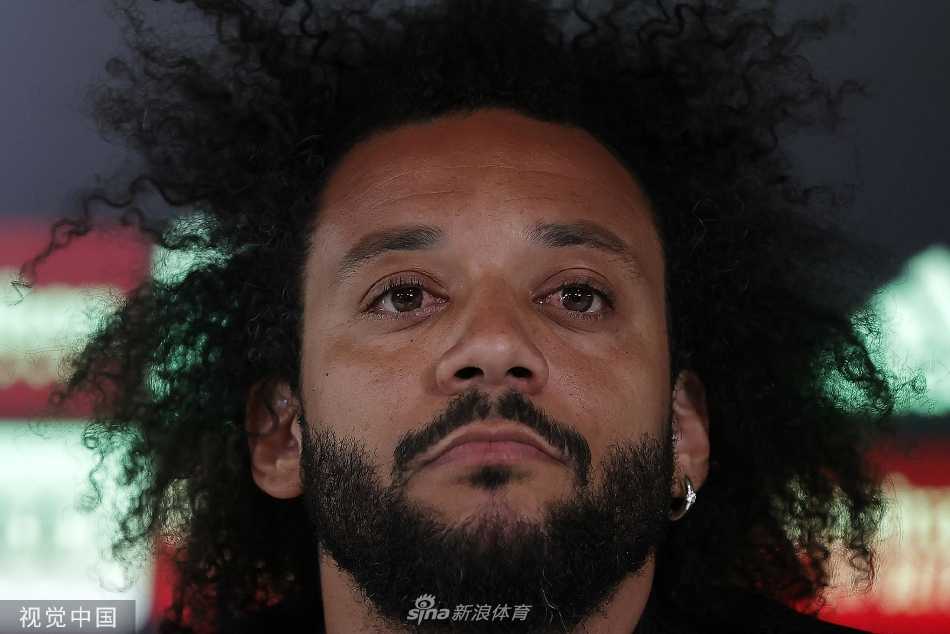 马塞洛深情亲吻他最熟悉的欧冠奖杯，眼神中充满不舍与骄傲