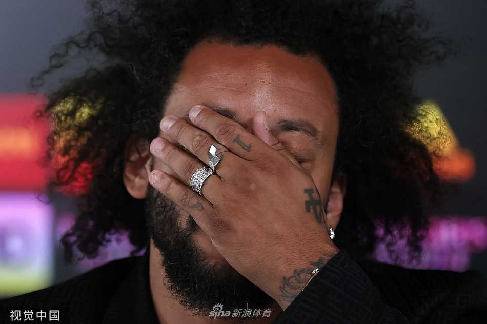 马塞洛与主帅安切洛蒂拥抱告别，两人的笑容里写满了共事多年的情谊与相互尊重
