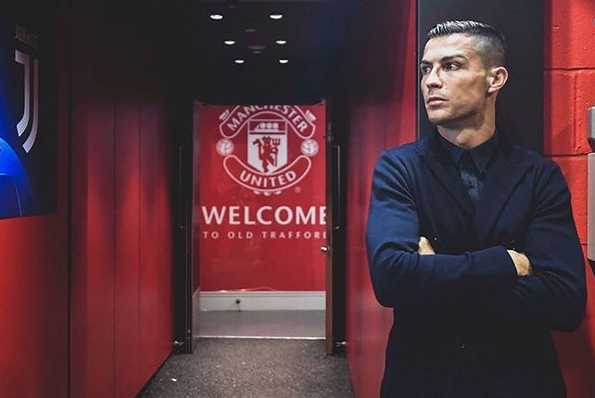训练场上，C罗露出孩子般纯真的笑容，汗水浸湿了他的头发，展现出一位顶级运动员在日常训练中的快乐与投入。