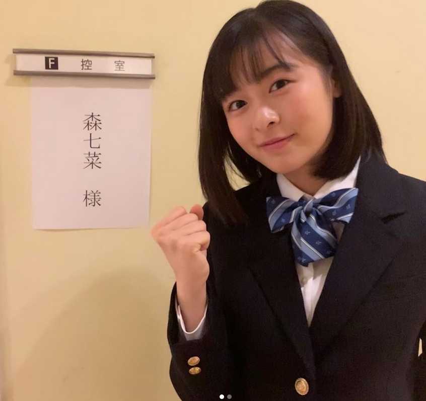 身穿洁白毛衣的森七菜，在校园的窗边凝视远方，清纯的气质与背后朦胧的光影融为一体，宛如电影中的一幕