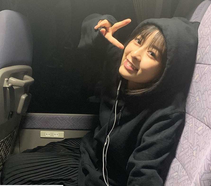 森七菜在充满青春气息的校园走廊里，手里抱着一个旧旧的足球，眼神里既有好奇也有对这项运动纯粹的热爱