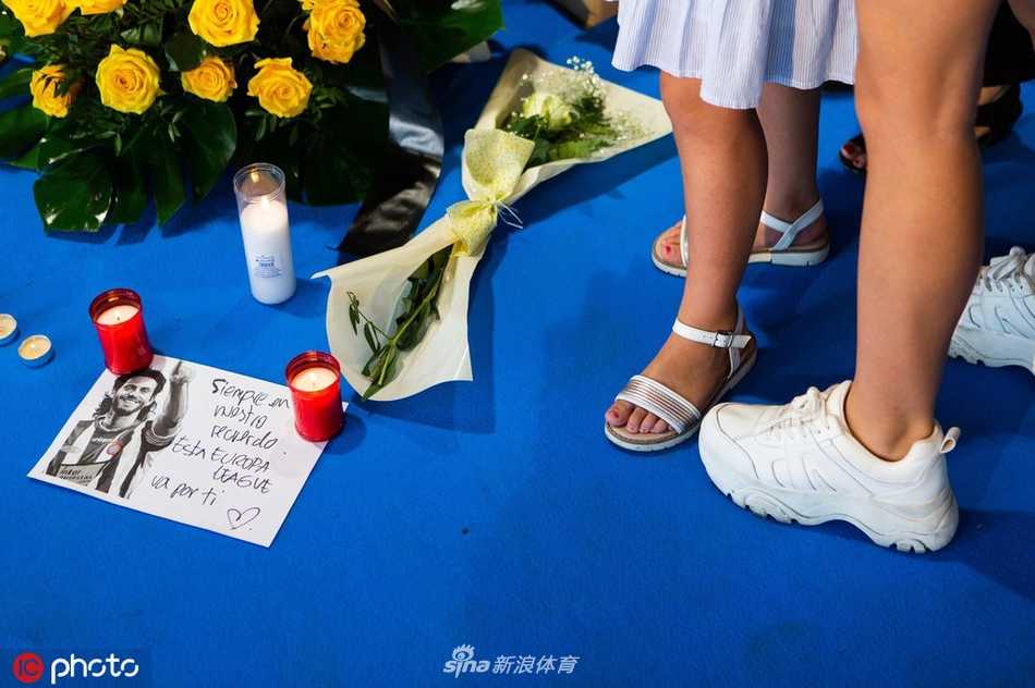 在意大利佛罗伦萨的集训地，西班牙人队球员们神情哀恸，他们紧紧靠在一起，为突然离世的队长进行祈祷