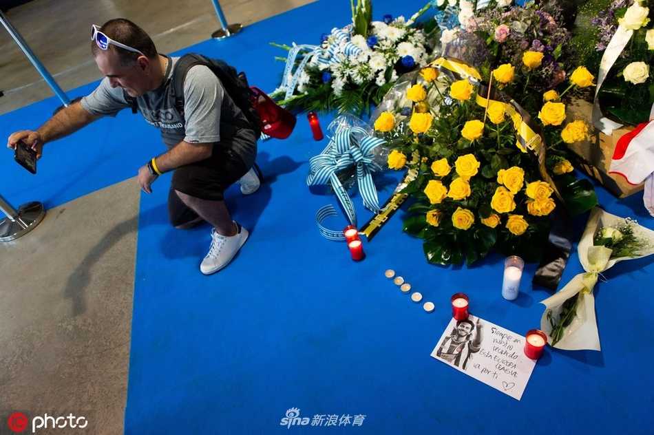 西班牙人队的现役球员和教练员在训练基地的哈尔克画像前合影，将队长的精神视为球队永远的动力