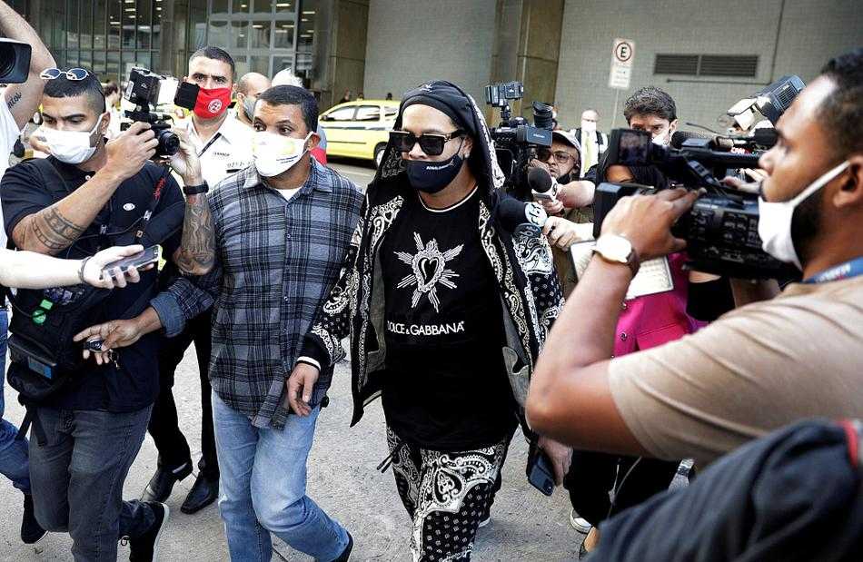 离开机场时，小罗被热情的民众和记者团团围住，他不得不低下头，躲避几乎要贴到脸上的镜头，场面一度拥挤混乱。