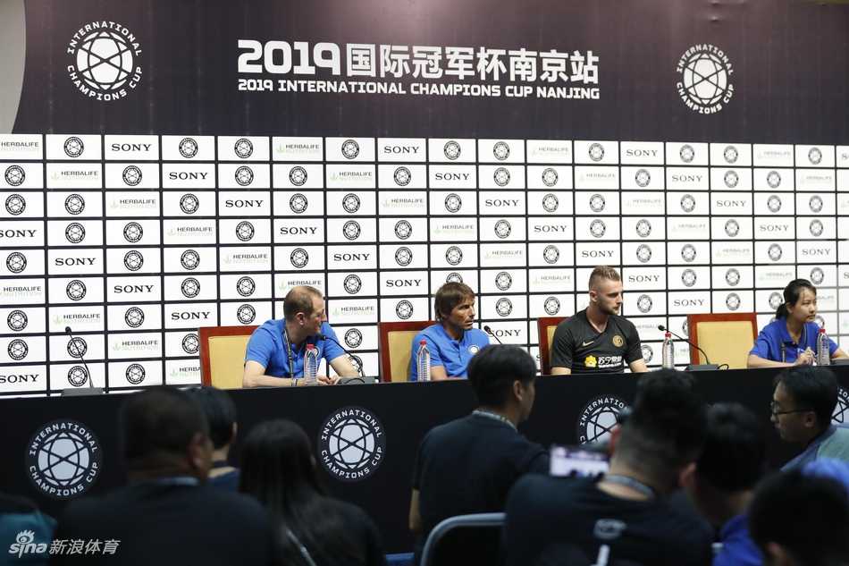 孔蒂在新闻发布会上目光坚定，用手比划着为国际米兰打造的全新战术体系，眼神中充满了对胜利的渴望