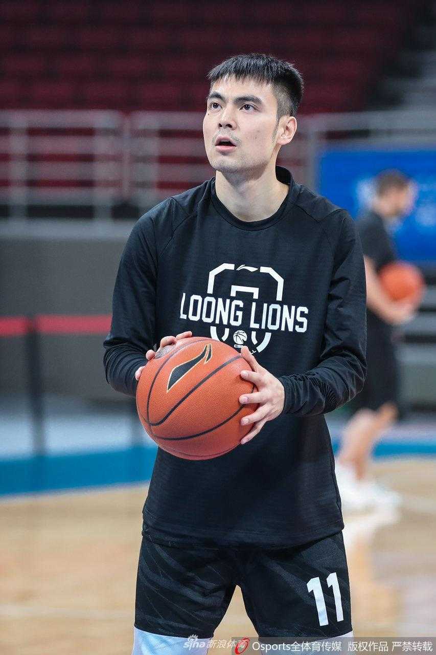 这是一个极具张力的瞬间。尼克尔森在低位要球，用扎实的背部感受身后防守球员的重心变化，李炎哲则在一旁近距离观摩，目光如炬，生怕错过任何一个技术动作的精华。