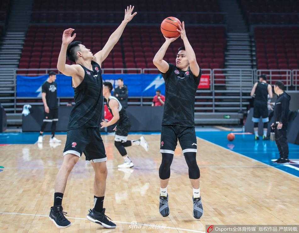 尼克尔森弯下腰，以自己为‘道具’，模拟防守人，让李炎哲亲自在他身上演练背身脚步。两人脸上都写满了专注，这种身体力行的教学方式，让技术指导变得直观而高效。