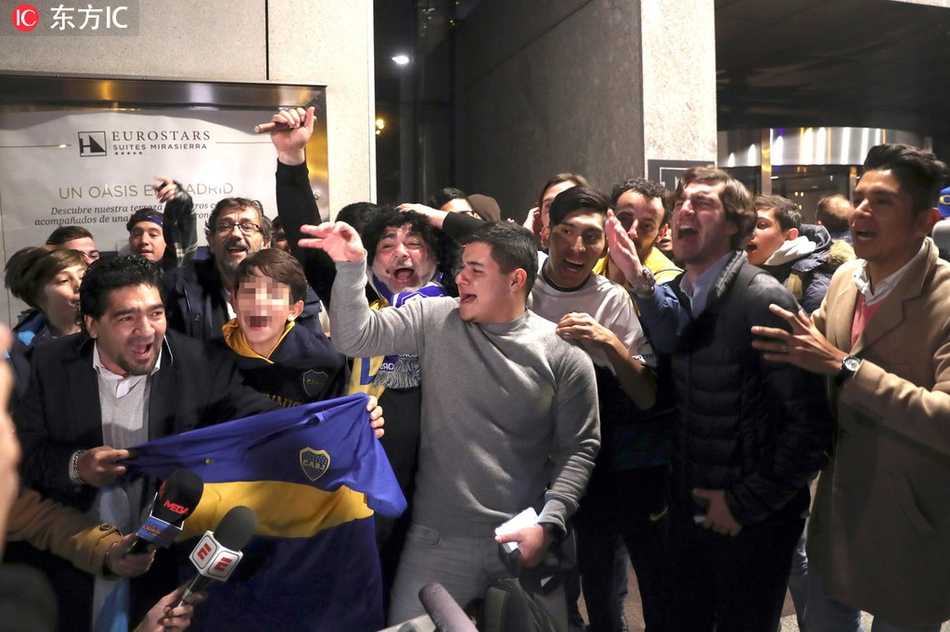 马德里伯纳乌球场外，博卡青年球星特维斯在踩场训练时向随队远征的阿根廷球迷挥手致意，他的笑容背后是决心要在这片陌生的场地为博卡带来胜利。