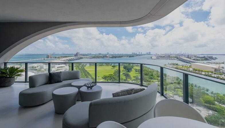 浴室空间延续了极简现代风格，采用定制欧洲橱柜与石英石台面，一面巨大的镜面与利落的线条感相得益彰，营造出如同豪华水疗中心般的放松氛围。