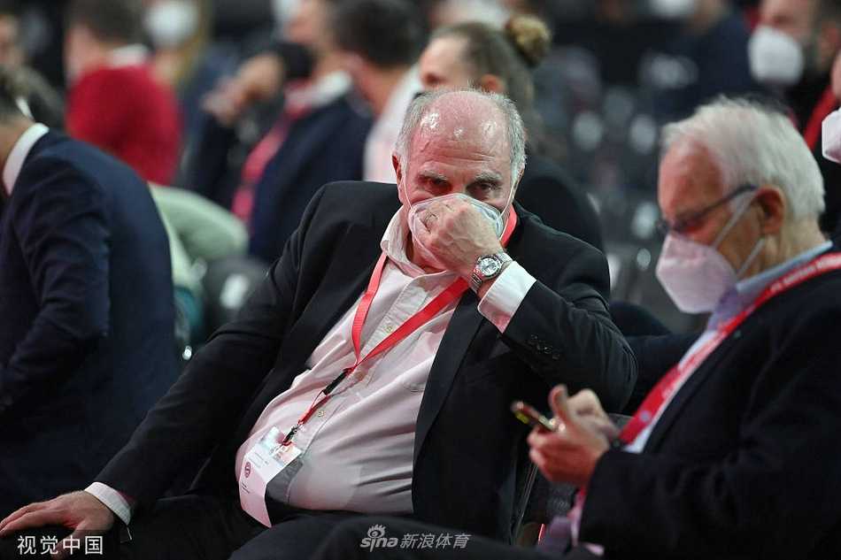 会议结束后，卡恩收拾起桌上的文件，眼神中透露出疲惫与坚定，身后的背景虚化，仿佛这场风暴终将过去，但留下的思考才刚刚开始。