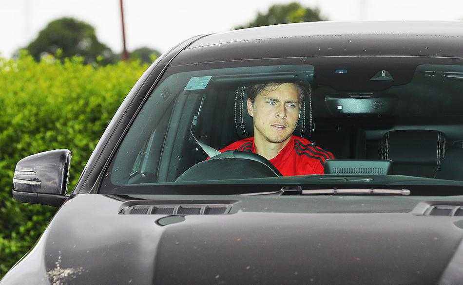 卡灵顿的号角:曼联厉兵秣马,冲刺前四的最后决战 马奎尔在训练中目光坚毅,他额头绑着绷带,在一次头球争顶中占据绝对上风,展现着作为队长和防线领袖的铁血与担当。