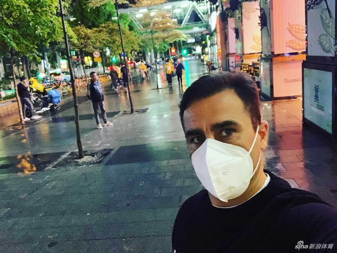 皇马队长拉莫斯在家中参与线上公益连线，神情认真而严肃，正对着镜头倾听卡纳瓦罗介绍中国抗疫经验