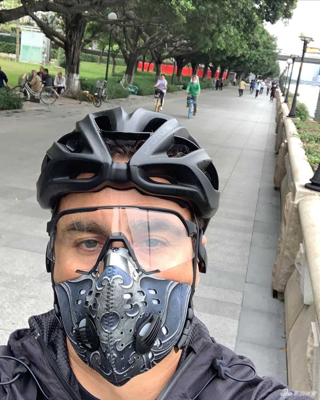 卡纳瓦罗在社交平台晒出自己的健康码截图，配文详细解释中国通过大数据追踪行程的科技防疫手段