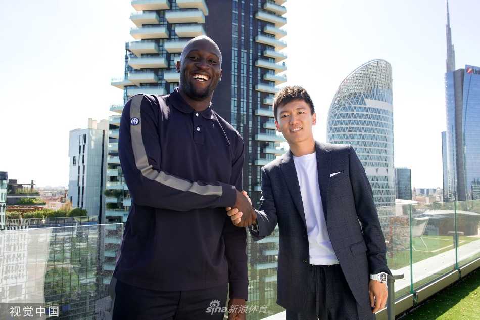 卢卡库与张康阳并肩站立合影，背景是国际米兰队徽，象征着这次回归是俱乐部层面的重要战略
